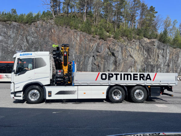 Lastbil med kran och flak från Hytrans